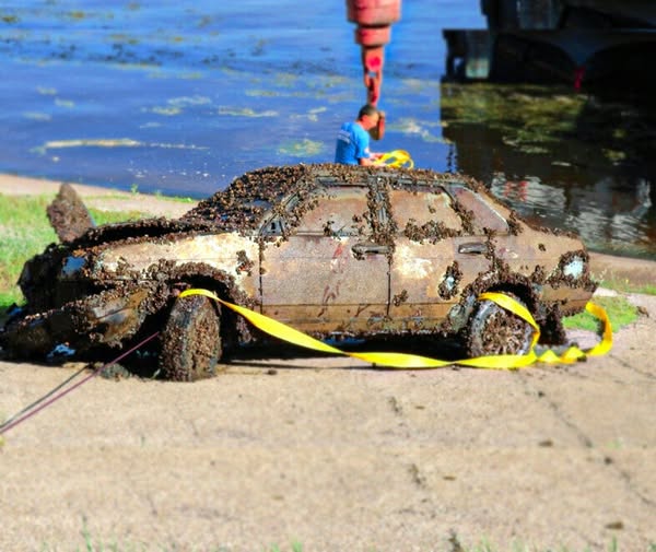 Shock Discovery! He Accidentally Found a Car at the Bottom of the River and Called the Police