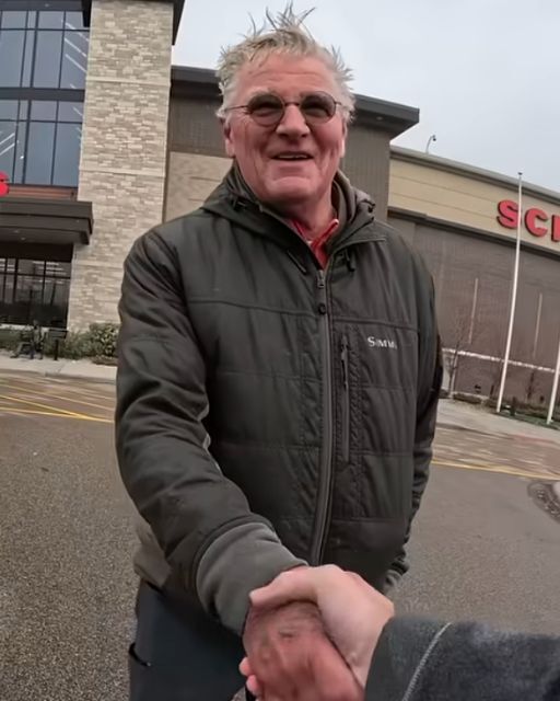 I WATCHED A STRANGER OFFER $100 TO AN OLD MAN—WHAT HE ASKED FOR INSTEAD BROUGHT ME TO TEARS