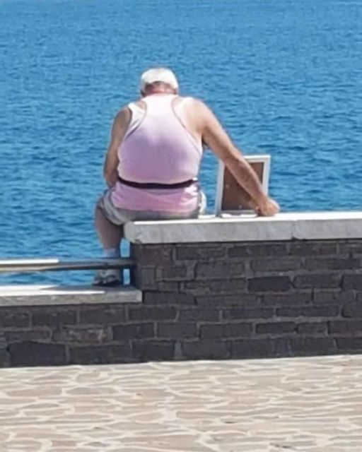 THIS 72-YEAR-OLD WIDOWER TAKES HIS WIFE’S PORTRAIT TO THE PIER EVERY MORNING—BUT ONE DAY, HE JUST STARED AT ME